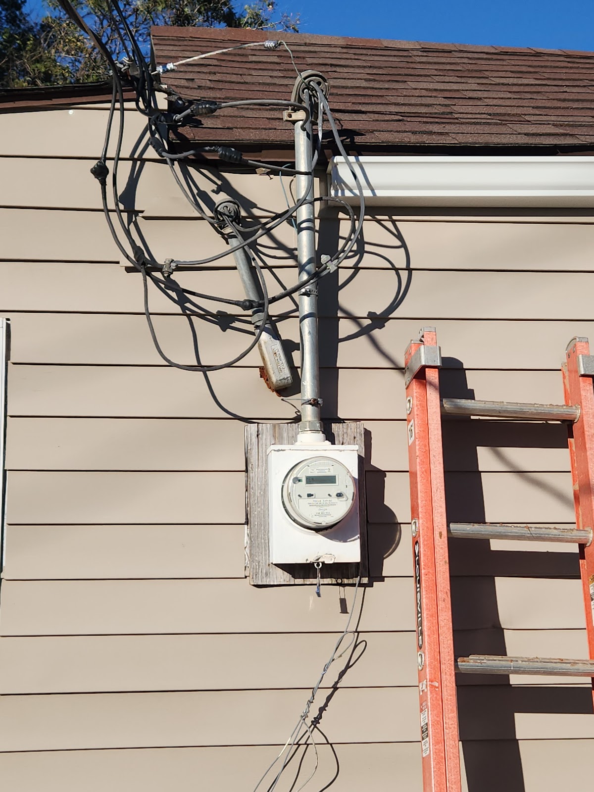 Exterior electrical service wiring